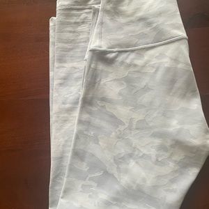 Lululemon camo leggings size 6